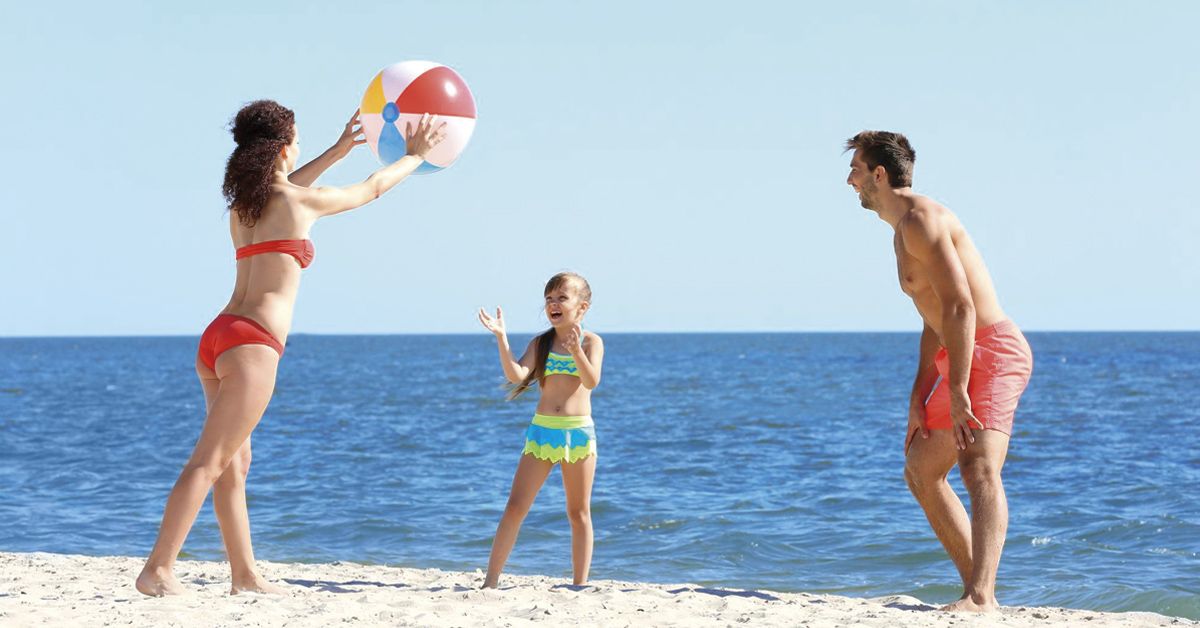 familia jugando pelota playa ibiza