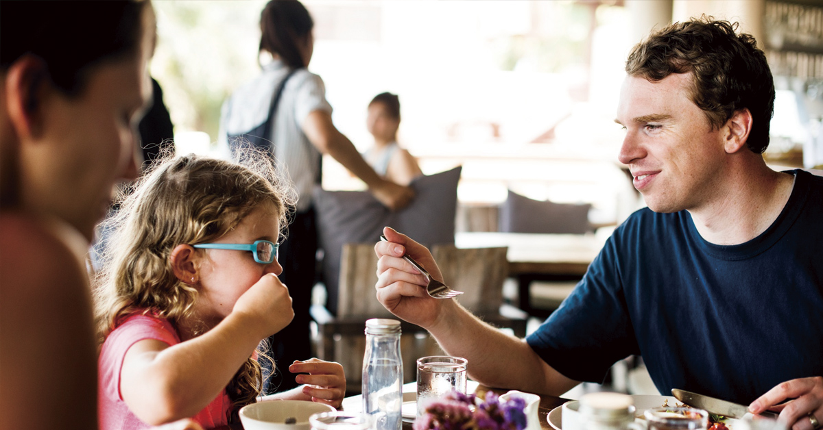 familia en restaurante ibiza