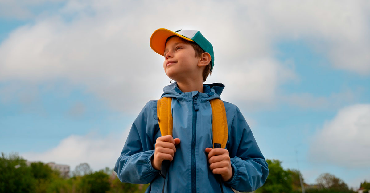 nino en ruta senderista