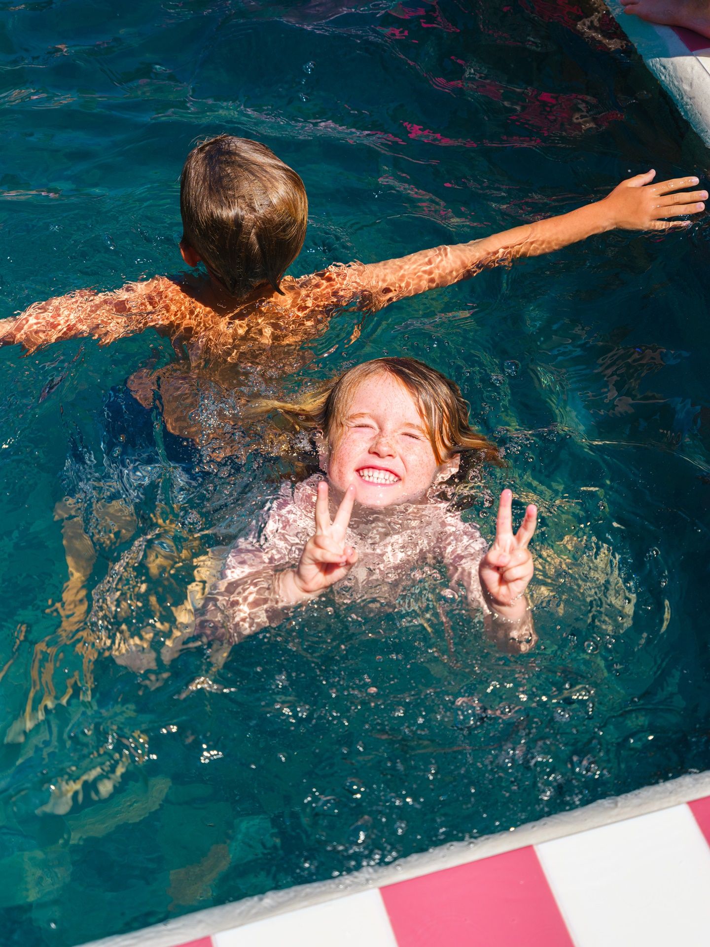 Niños en la piscina de Bambuku