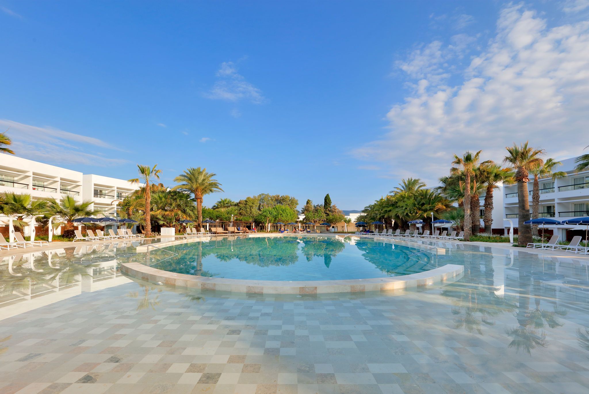 Piscina circular Grand Palladium Select Palace Ibiza