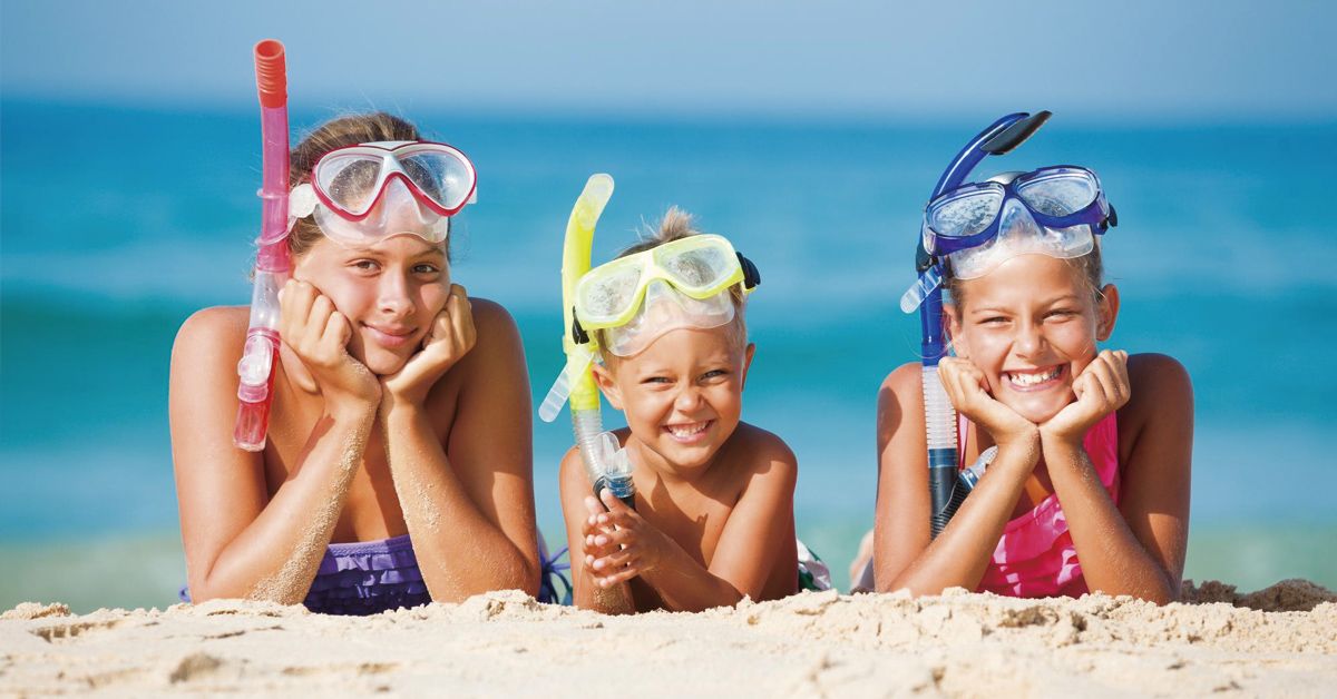 Kinder mit Taucherbrillen am Strand