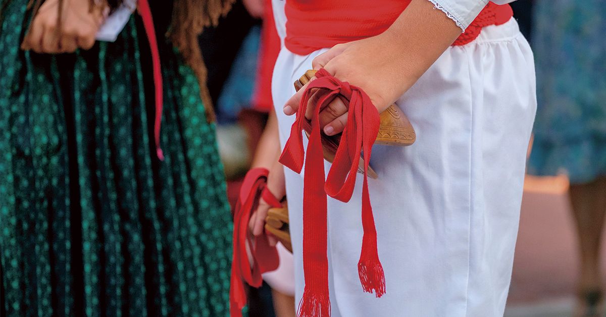 Alles über den traditionellen ibizenkischen Tanz Ball Pagès (und warum Sie ihn Ihren Kindern beibringen sollten)